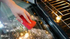 Ani ocot, ani sóda: ako jednoducho vyčistiť sklo rúry od mastnoty domácim prostriedkom