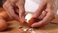 Lúpanie vajec by nemalo zabrať veľa času – touto metódou odstránite škrupinu okamžite