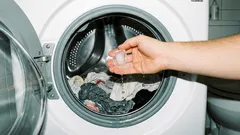 Prečo sa oplatí vložiť kocky ľadu do práčky: účinný domáci trik