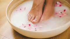 Pridajte toto do vody a namočte si v nej nohy: Suché a popraskané päty budú minulosťou